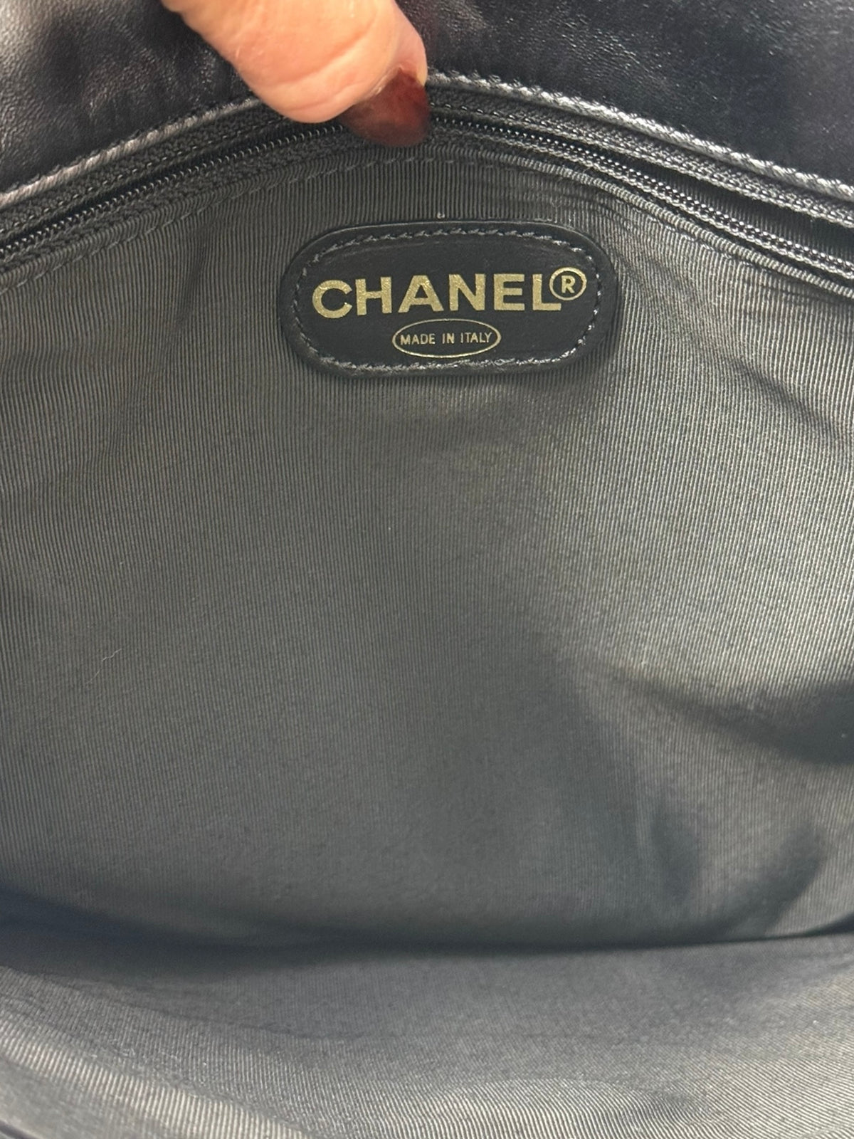 Chanel Vintage Black Leather Messenger Shoulder Bag with Embossed Logo – Made in Italy
