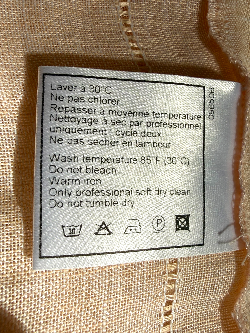 Chanel Sleeveless Linen Blouse – Soft Peach, Size 40 (Made in Italy, Circa 1999)